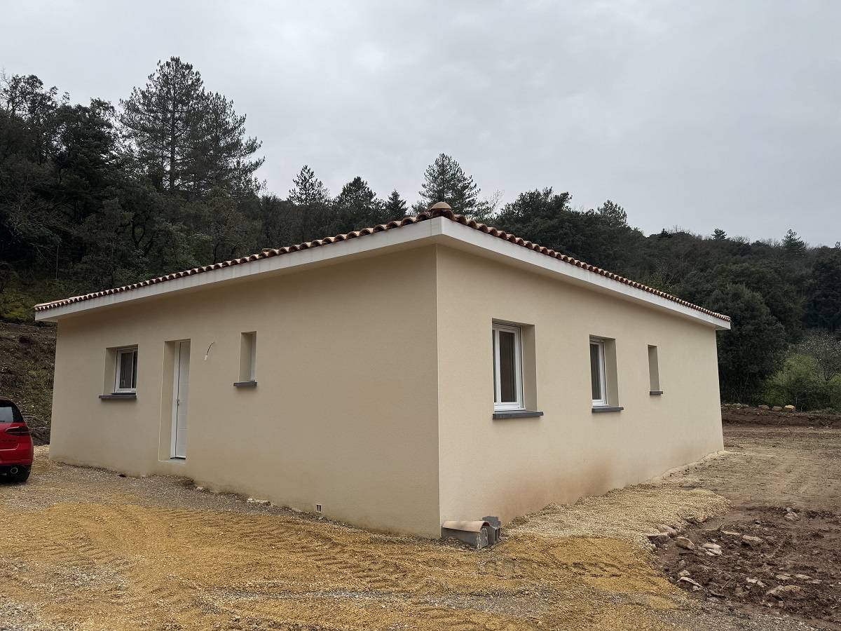 Construction de maison haut gamme de plain pied avec une grande terrasse à Bédarieux 34600