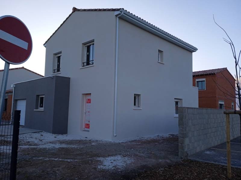 Maison contemporaine avec 5 chambres dont 1 suite parentale au rez-de-chaussée à VIAS