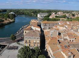 AGDE : Villa contemporaine à étage avec 4 chambres dont une suite parentale au rez-de-chaussée, grande pièce à vivre lumineuse sur terrain de 702 m²