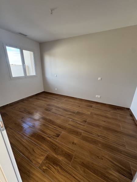 Maison neuve plain-pied avec 2 chambres et garage carrelé à Thézan-lès-Béziers