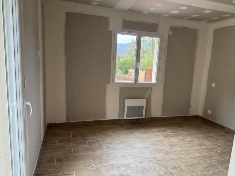 Réalisation d'une maison plain-pied en L avec 2 chambres, grande salle de bains, cellier et belle pièce à vivre aux Aires à proximité de Bédarieux et Béziers