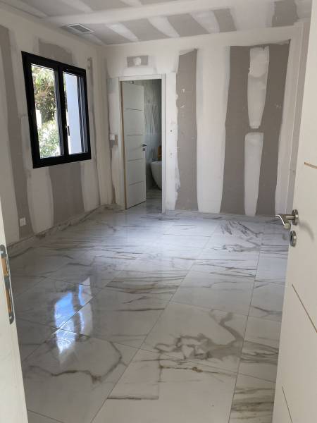 Construction d'une villa contemporaine à étage avec double garage, grande pièce à vivre, 5 chambres dont une suite parentale au rez-de-chaussée à MAGALAS proche Béziers