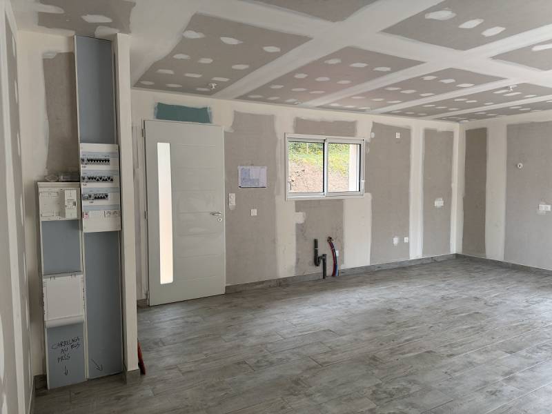 Réalisation d'une maison plain-pied en L avec 2 chambres, grande salle de bains, cellier et belle pièce à vivre aux Aires à proximité de Bédarieux et Béziers