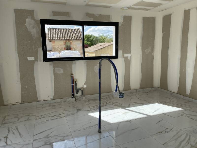 Construction d'une villa contemporaine à étage avec double garage, grande pièce à vivre, 5 chambres dont une suite parentale au rez-de-chaussée à MAGALAS proche Béziers