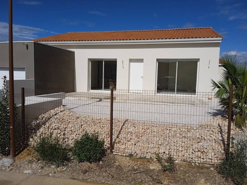Maison contemporaine à NISSAN LEZ ENSERUNE proche Béziers et Narbonnne