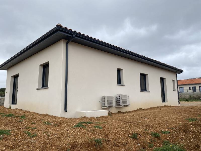 Maison contemporaine avec toiture 3 pans, menuiseries RAL 7016, 3 chambres dont une suite parentale à SAINT JEAN DE FOS, proche Montpellier