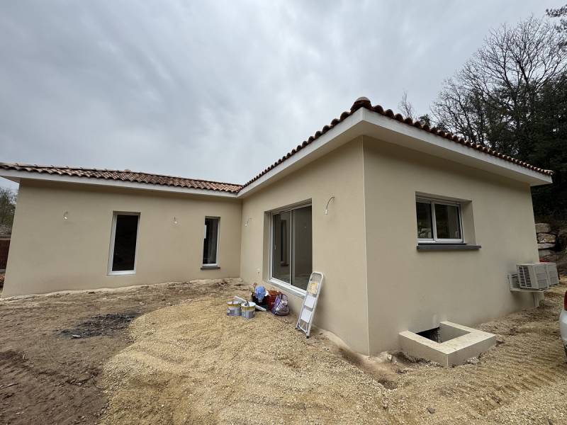 Maison plain-pied en L avec 2 chambres, grande salle de bains, cellier, aux Aires proche Bédarieux