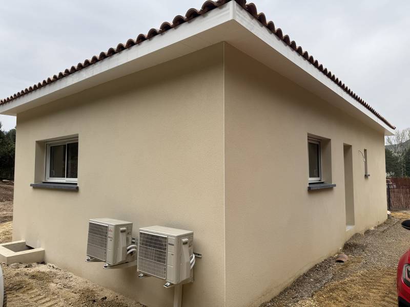Réalisation d'une maison plain-pied en L avec 2 chambres, grande salle de bains, cellier et belle pièce à vivre aux Aires à proximité de Bédarieux et Béziers