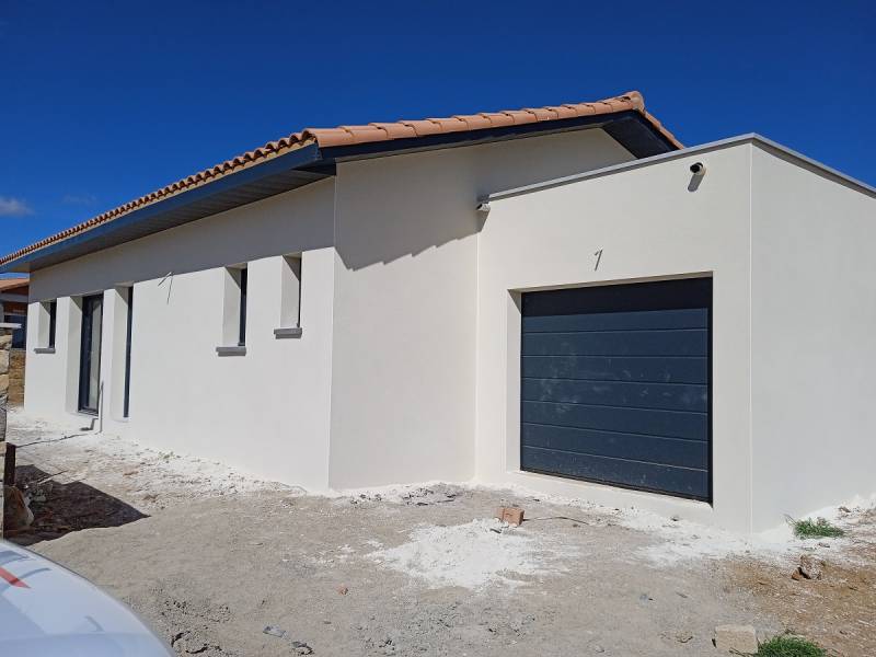 Maison contemporaine toiture 2 pans avec débord de 50 cm et garage en toiture terrasse à PORTIRAGNES