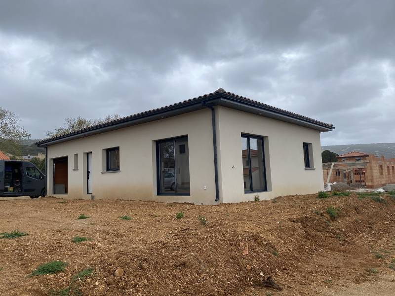 Maison plain-pied contemporaine avec 3 chambres dont une suite parentale, menuiseries RAL7016 à SAINT JEAN DE FOS, proche Montpellier