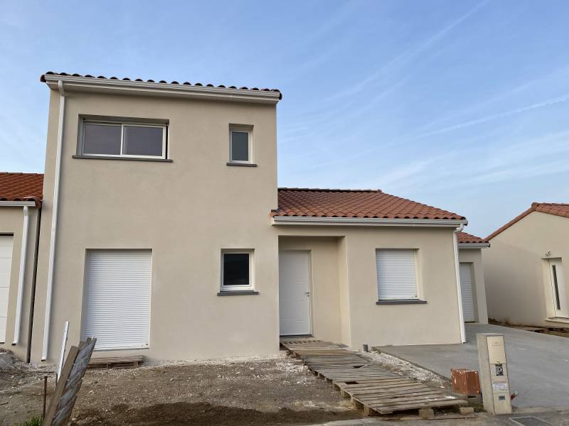 Maison à étage avec grande salle de jeu à Bassan, proche Béziers