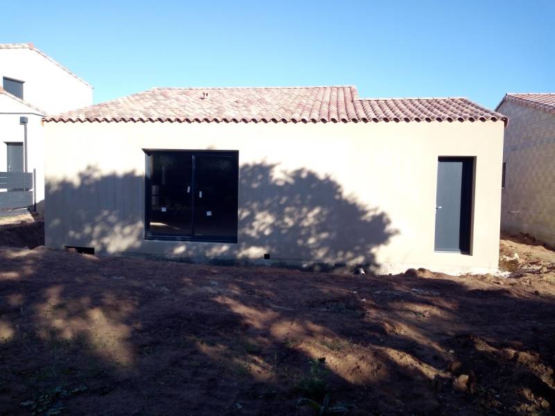 Maison plain-pied avec cellier et garage accolé en version hors d'eau hors d'air à CAZEDARNES situé entre Béziers et Narbonne