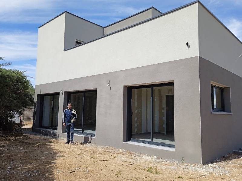 Villa contemporaine à toiture terrasse accessible à Marseillan proche Etang de Thau