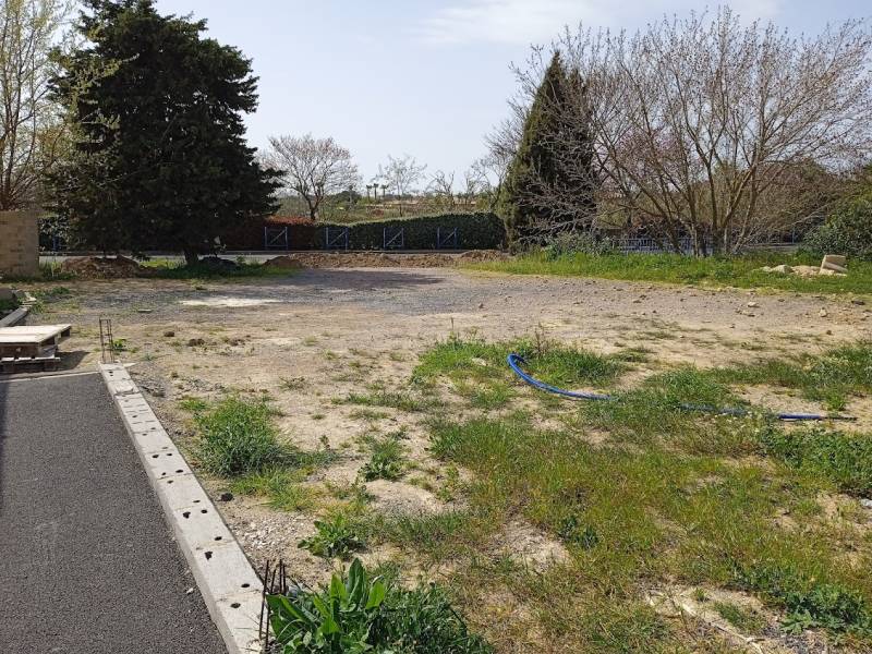 Nézignan l'Evêque : Maison en L avec 3 chambres, belle pièce à vivre lumineuse, cellier et garage sur très beau terrain de 613 m², proche Pézenas et axe A75