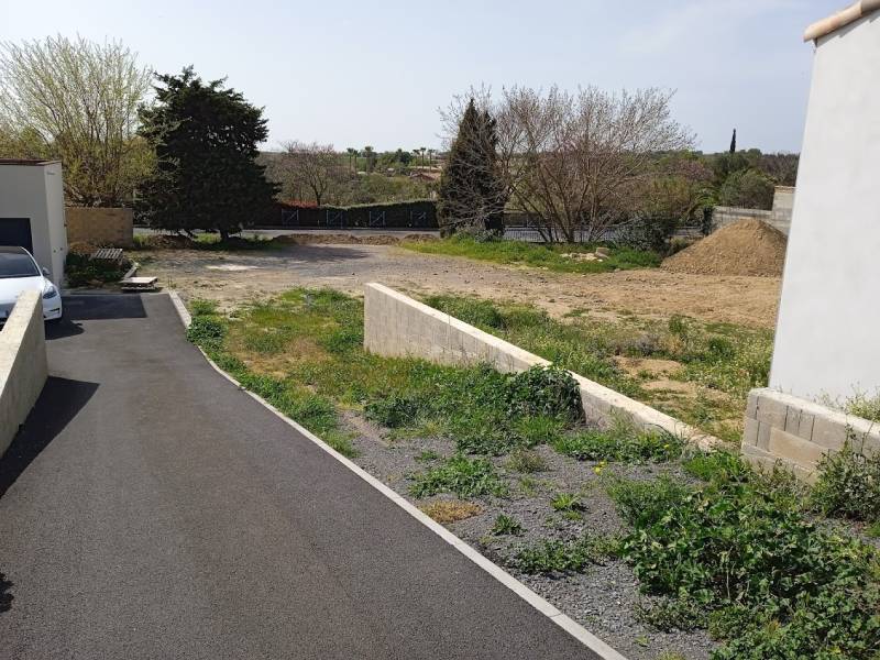 Nézignan l'Evêque : Maison en L avec 3 chambres, belle pièce à vivre lumineuse, cellier et garage sur très beau terrain de 613 m², proche Pézenas et axe A75