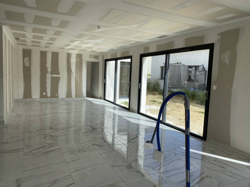 Construction d'une villa contemporaine à étage avec double garage, grande pièce à vivre, 5 chambres dont une suite parentale au rez-de-chaussée à MAGALAS proche Béziers