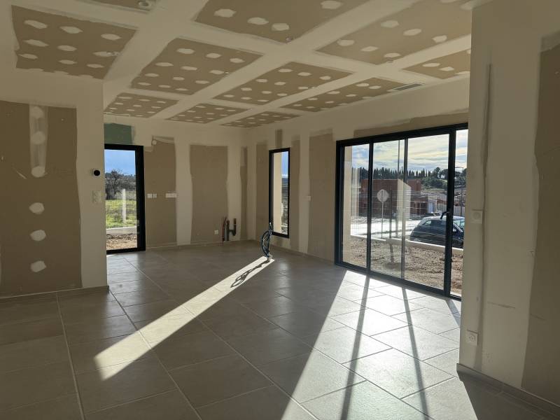 Construction d'un maison plain-pied contemporaine avec pièce à vivre lumineuse et 3 chambres dont une suite parentale à Thézan-lès-Béziers