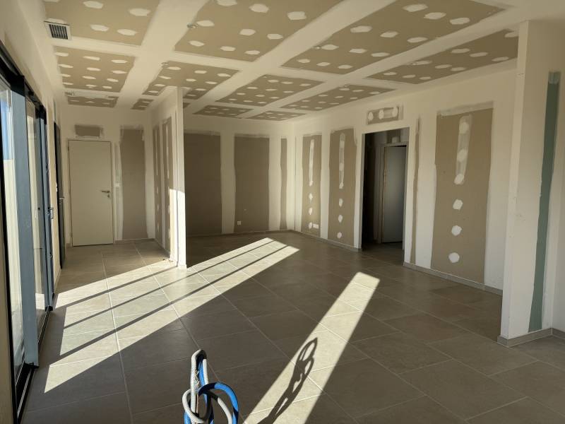 Construction d'un maison plain-pied contemporaine avec pièce à vivre lumineuse et 3 chambres dont une suite parentale à Thézan-lès-Béziers