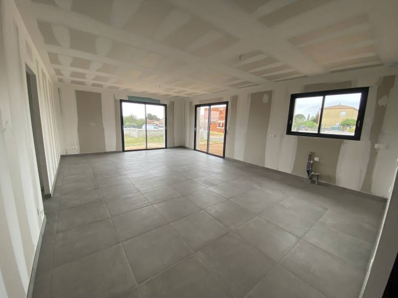 Construction d'une maison plain-pied contemporaine avec une suite parentale, 2 chambres et grande pièce à vivre à SAINT JEAN-DE-FOS proche Montpellier et axe A75