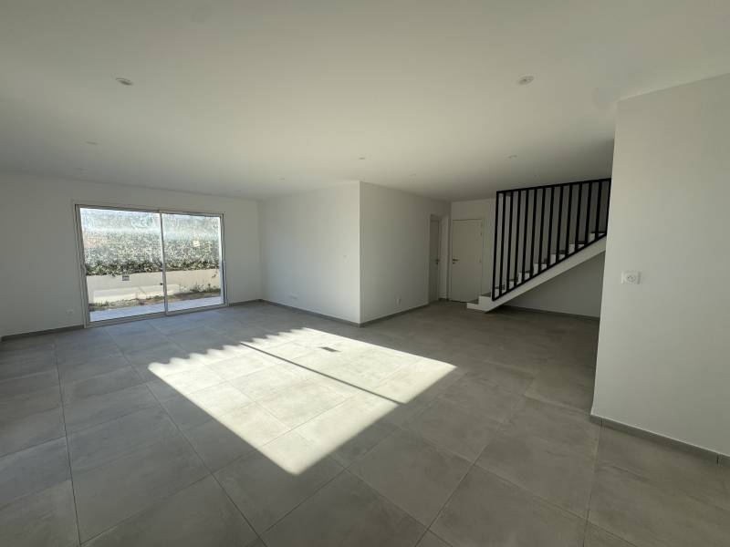 Construction d'une Maison neuve contemporaine prête à vivre, 3 chambres dont une suite parentale au RDC,  à 5 minutes de Pézenas, Béziers et A75
