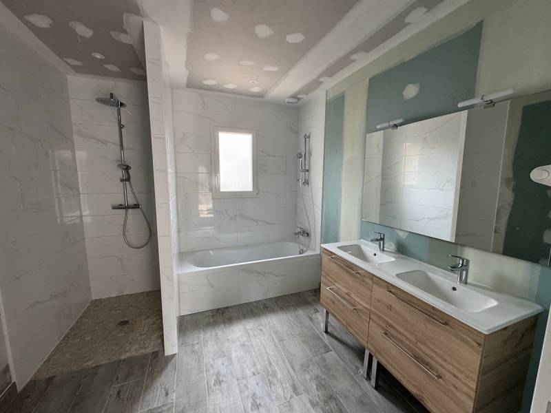 Réalisation d'une maison plain-pied en L avec 2 chambres, grande salle de bains, cellier et belle pièce à vivre aux Aires à proximité de Bédarieux et Béziers