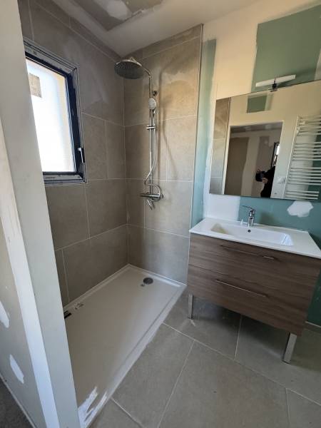 Construction d'un maison plain-pied contemporaine avec pièce à vivre lumineuse et 3 chambres dont une suite parentale à Thézan-lès-Béziers