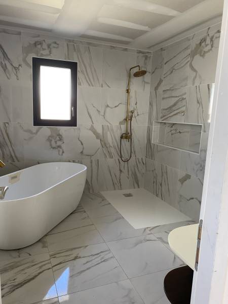 Construction d'une villa contemporaine à étage avec double garage, grande pièce à vivre, 5 chambres dont une suite parentale au rez-de-chaussée à MAGALAS proche Béziers