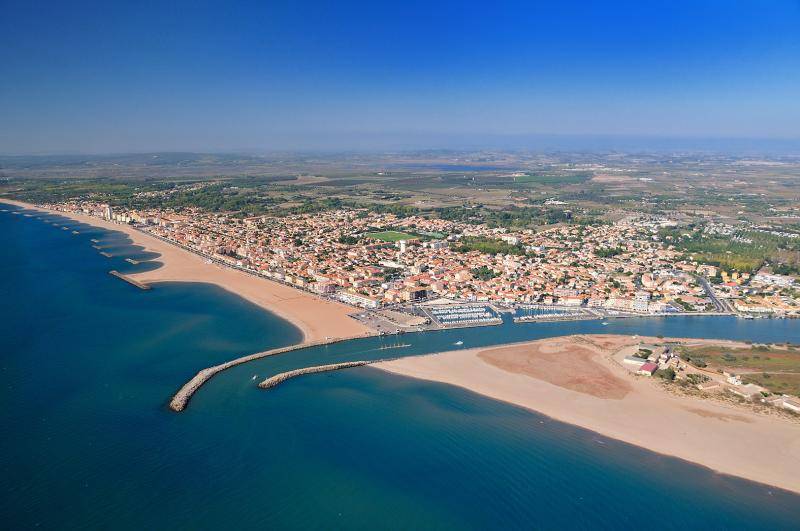 Sérignan : Villa contemporaine en U avec grande pièce à vivre lumineuse, cellier et suite parentale sur beau terrain diffus de 795 m² aux portes de la Mer Méditerranée