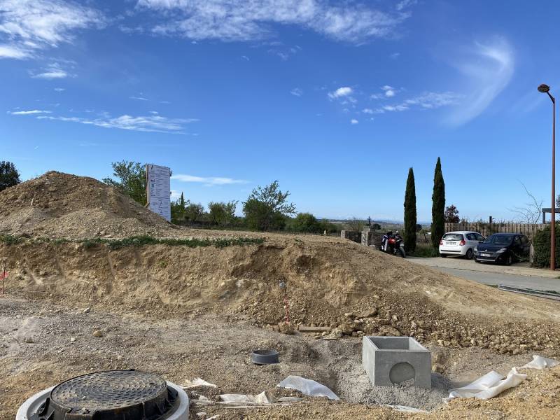 LESPIGNAN : Maison plain-pied 4 chambres, grande pièce à vivre avec cellier et garage sur beau terrain de 487 m² avec superbe vue dégagée