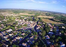 ESPONDEILHAN : Maison contemporaine avec décalés de toiture terrasse, grande pièce à vivre et vaste garage sur beau terrain de 881 m² proche Béziers