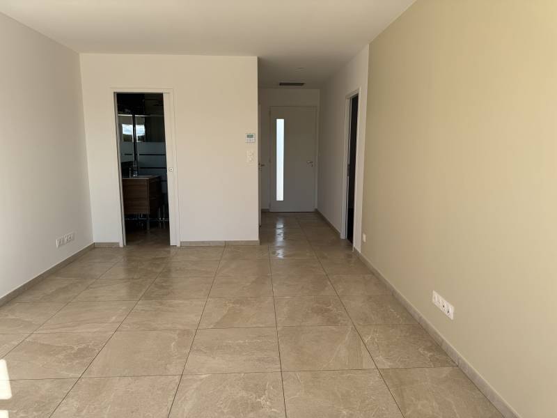 Maison neuve plain-pied avec 2 chambres et garage carrelé à Thézan-lès-Béziers