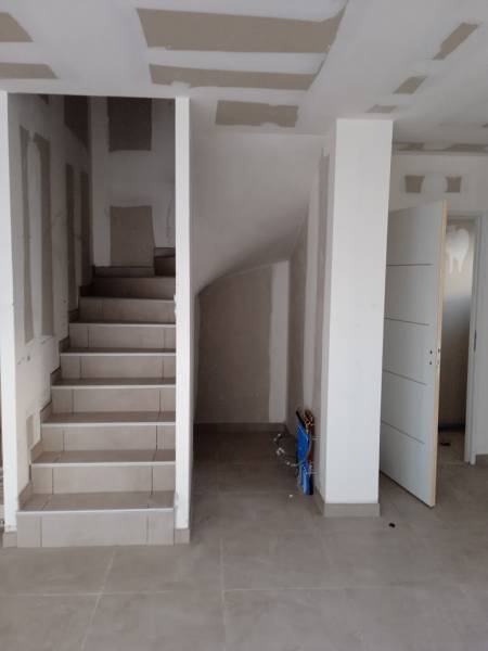 Construction d'une villa contemporaine à étage à toiture terrasse avec garage et grande terrasse à Sérignan proche mer et Béziers