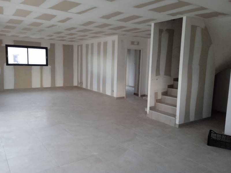 Construction d'une villa contemporaine à étage à toiture terrasse avec garage et grande terrasse à Sérignan proche mer et Béziers